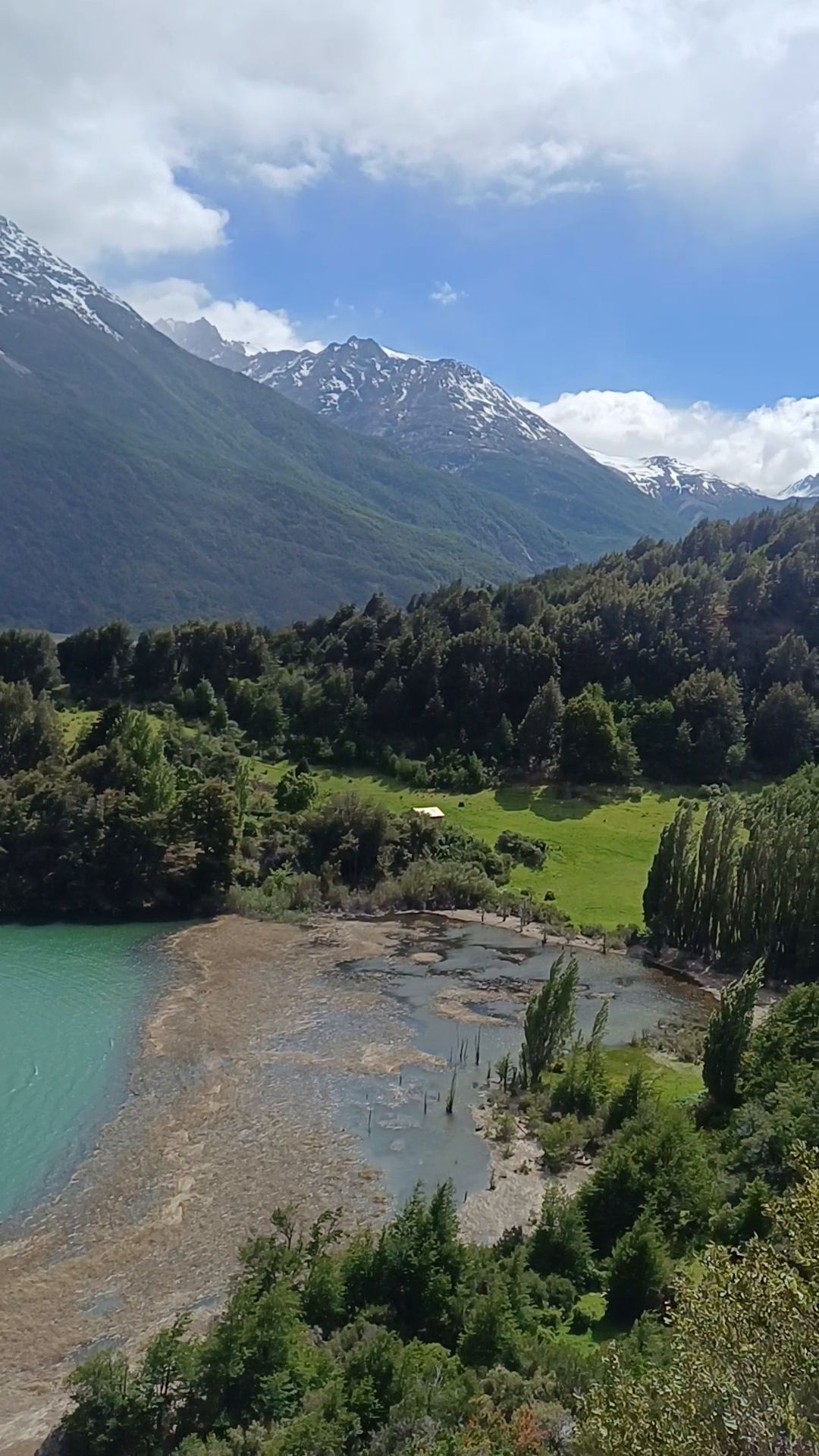 Türkiser Fluss und schneebedeckte Berge in Patagonien